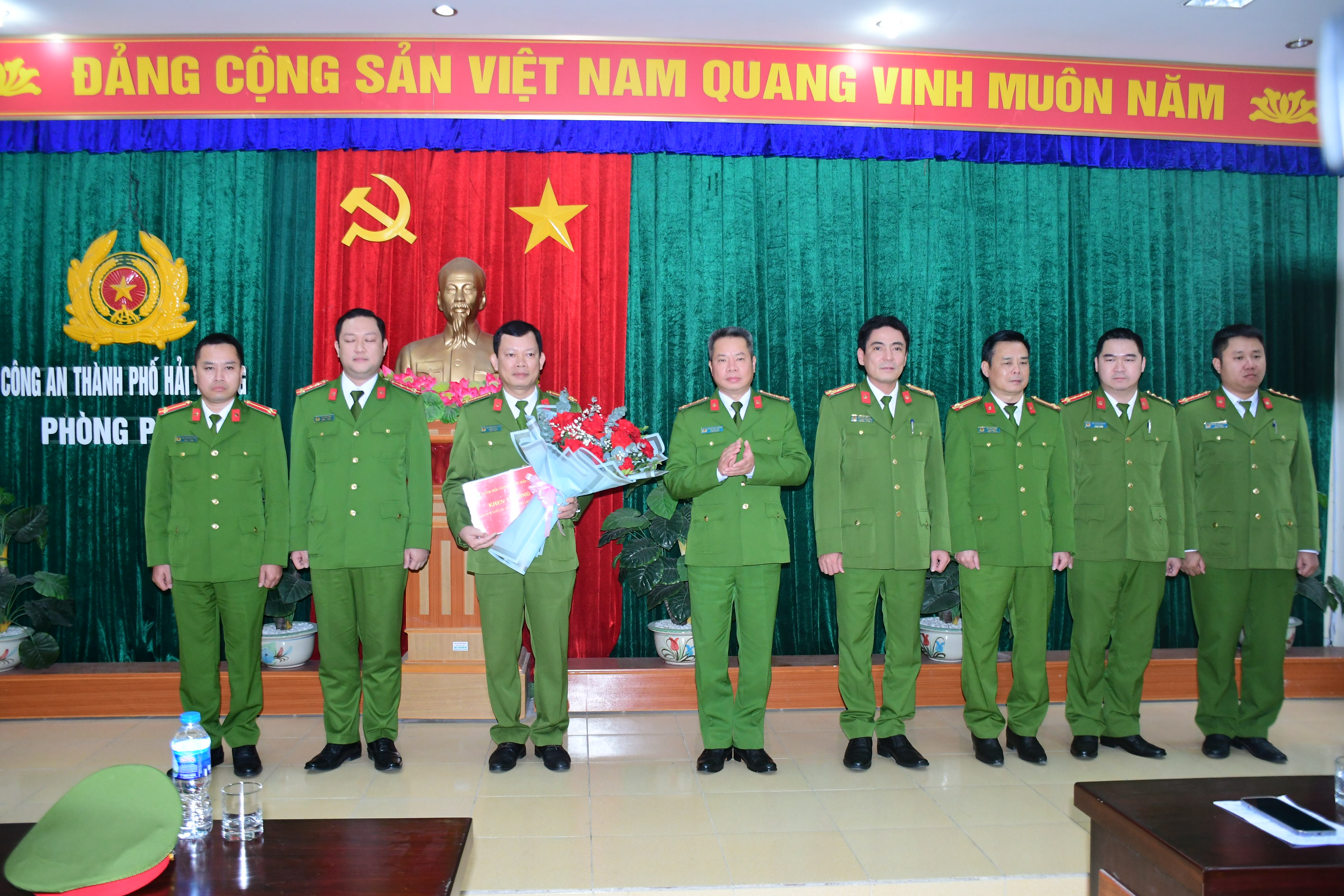 Đại tá Lê Nguyên Trường - Phó Giám đốc CATP khen thưởng đột xuất phòng Cảnh sát kinh tế lập công xuất sắc